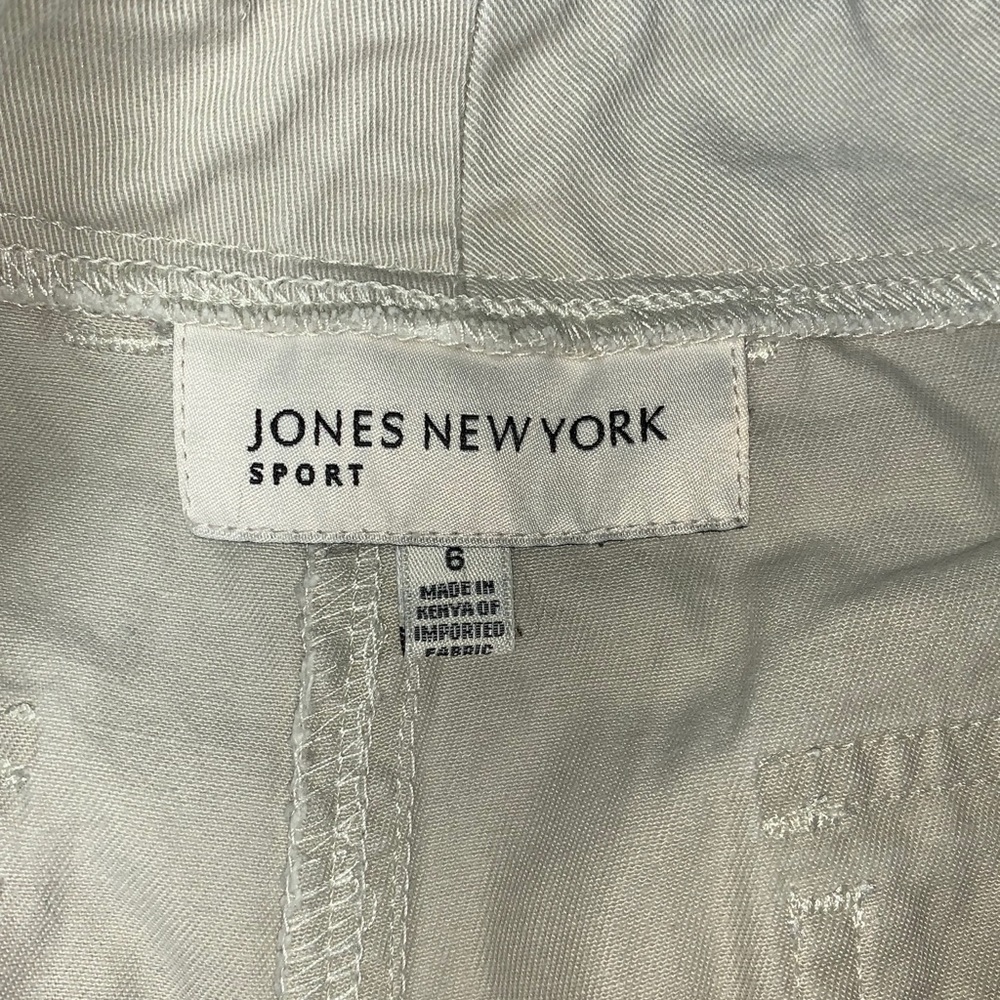 Like New! Jones New York khaki shorts - Picture 5 of 6